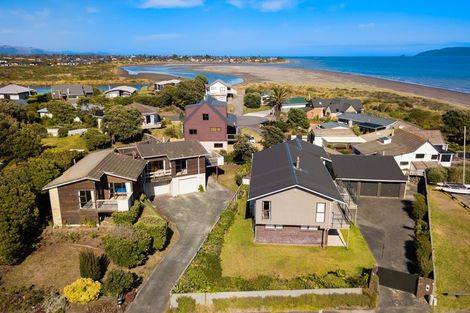 Photo of property in 33 Oratia Street, Waikanae Beach, Waikanae, 5036