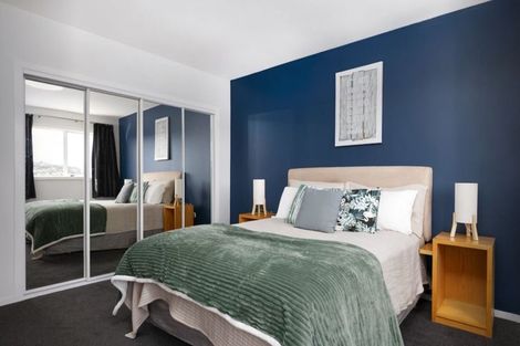 Photo of property in 2/25 Kingsbridge Place, Newlands, Wellington, 6037