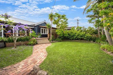 Photo of property in 1/92 Eversleigh Road, Belmont, Auckland, 0622