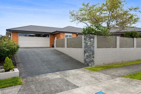 Photo of property in 2 Manurau Crescent, Merrilands, New Plymouth, 4312