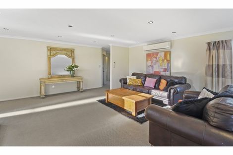 Photo of property in 32 Piper Place, Goodwood Heights, Auckland, 2105