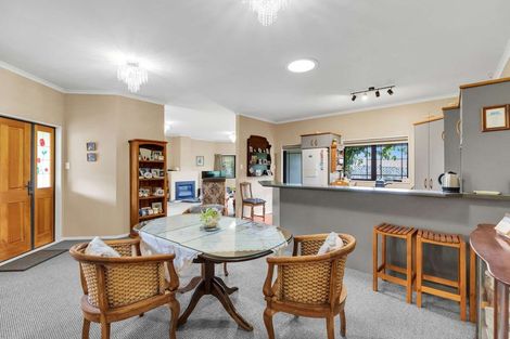 Photo of property in 20 Paraekaretu Street, Hunterville, 4730