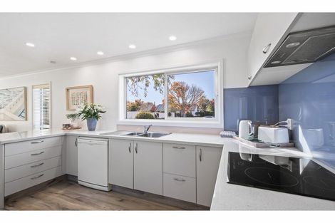 Photo of property in 19 Lombard Place, Avonhead, Christchurch, 8042