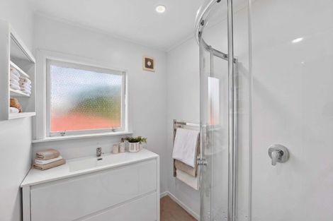 Photo of property in 1/5 Woodall Place, Totara Vale, Auckland, 0627