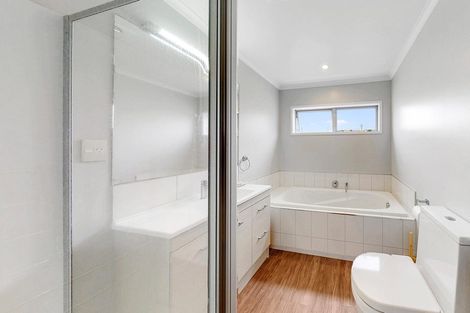 Photo of property in 13a Lyndhurst Road, Te Atatu South, Auckland, 0610