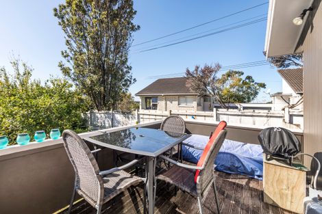 Photo of property in 2/309 Wairau Road, Totara Vale, Auckland, 0627
