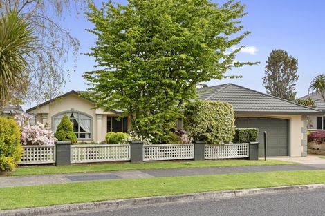 Photo of property in 14 Shelter Grove, Frankleigh Park, New Plymouth, 4310