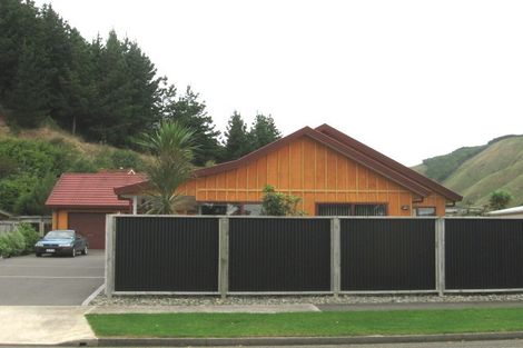 Photo of property in 25 Poneke Drive, Waikanae, 5036