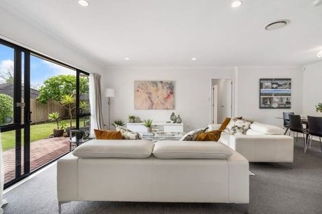 Photo of property in 16 Carisbrook Crescent, Papakura, 2110