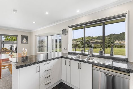 Photo of property in 2 Chilton Drive, Paraparaumu, 5032