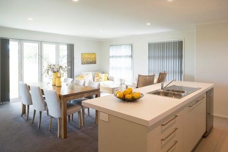 Photo of property in 6 Dumas Place, Rosehill, Papakura, 2113