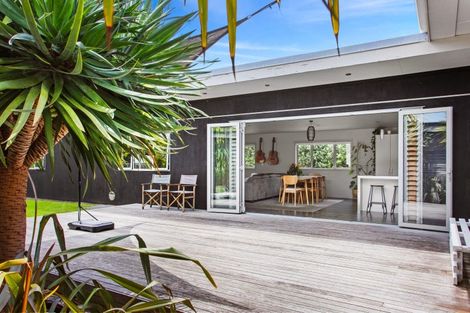 Photo of property in 18 Moana Road, Okitu, Gisborne, 4010