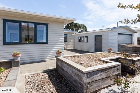 Photo of property in 17 York Crescent, Westown, New Plymouth, 4310