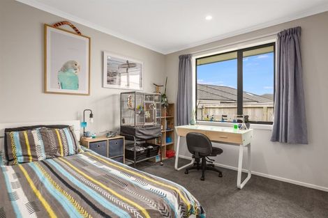 Photo of property in 25 Queen Charlotte Drive, Aotea, Porirua, 5024