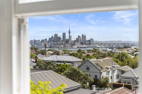 Photo of property in 3/92 Victoria Road, Devonport, Auckland, 0624