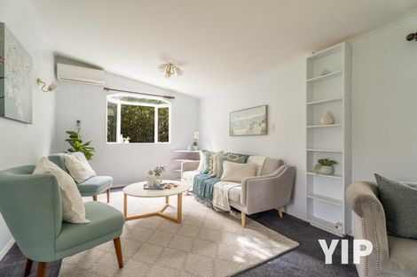 Photo of property in 10 Miles Crescent, Newlands, Wellington, 6037