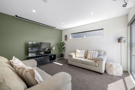 Photo of property in 10 Lakebridge Place, Parklands, Christchurch, 8083