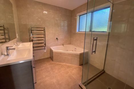 Photo of property in 15 Kingsclere Place, Goodwood Heights, Auckland, 2105