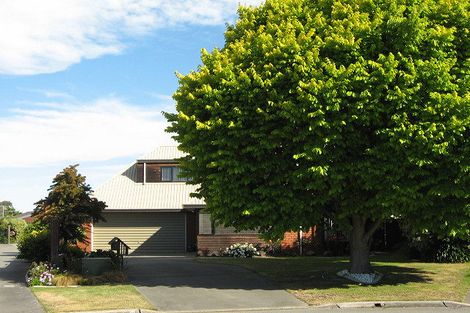 Photo of property in 28 Farnley Place, Parklands, Christchurch, 8083