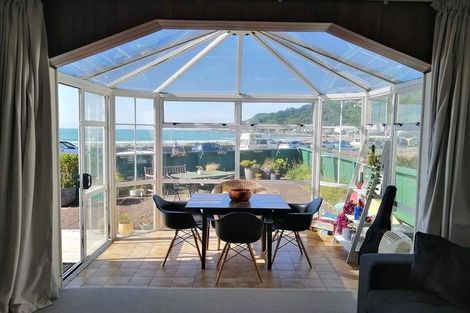 Photo of property in 118 Lyall Parade, Lyall Bay, Wellington, 6022