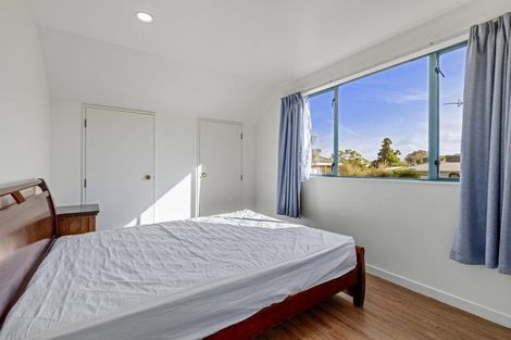 Photo of property in 1/208 East Coast Road, Forrest Hill, Auckland, 0620