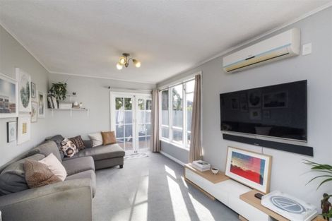 Photo of property in 4 Crewe Crescent, Hokowhitu, Palmerston North, 4410