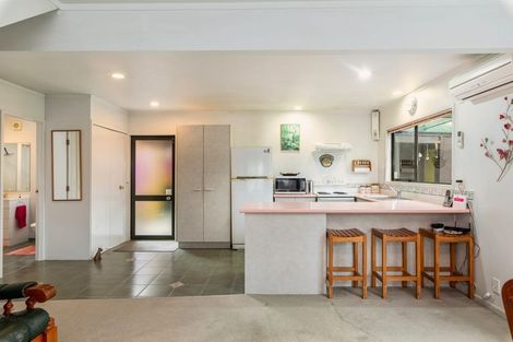 Photo of property in 25 Caspian Close, New Lynn, Auckland, 0600