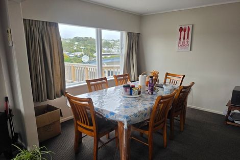 Photo of property in 3 Merritt Way, Newlands, Wellington, 6037