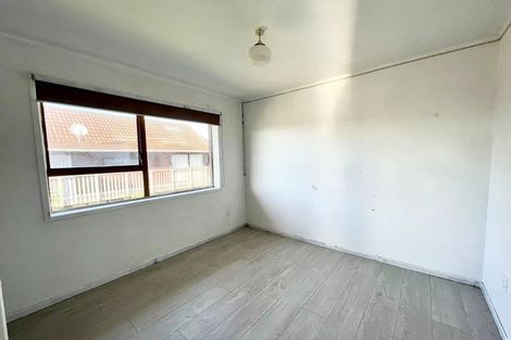 Photo of property in 1/4 Lydford Place, Glendene, Auckland, 0602