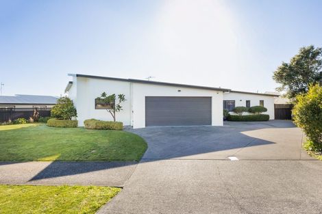 Photo of property in 111 Ruapehu Drive, Fitzherbert, Palmerston North, 4410
