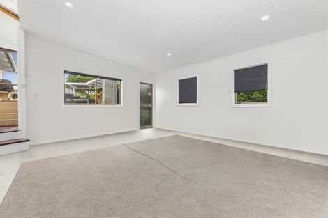 Photo of property in 11 Foyle Place, Glendene, Auckland, 0602