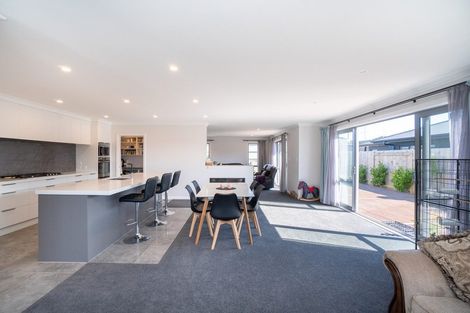 Photo of property in 5 Mediterranean Grove, Fitzherbert, Palmerston North, 4410