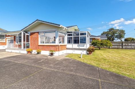 Photo of property in 1/10 Shakespeare Road, Milford, Auckland, 0620