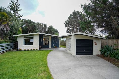 Photo of property in 32 Te Moana Road, Waikanae Beach, Waikanae, 5036