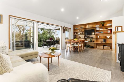 Photo of property in 156 Candia Road, Henderson Valley, Auckland, 0614