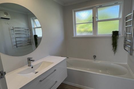 Photo of property in 27 Mokau Place, Terrace End, Palmerston North, 4410
