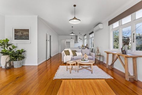 Photo of property in 2 Chilman Street, Strandon, New Plymouth, 4312