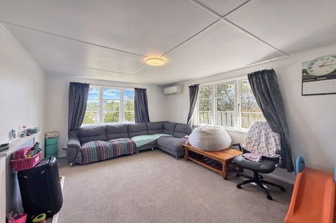 Photo of property in 13 Dorset Grove, Cannons Creek, Porirua, 5024