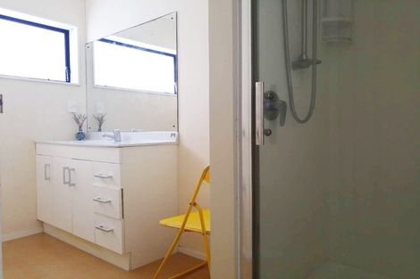 Photo of property in 8a Eske Place, Highland Park, Auckland, 2010