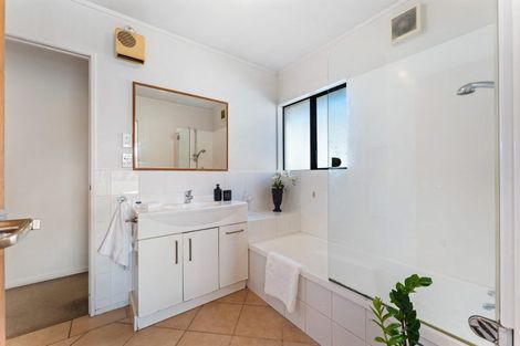 Photo of property in 10 Camilla Grove, Totara Vale, Auckland, 0629