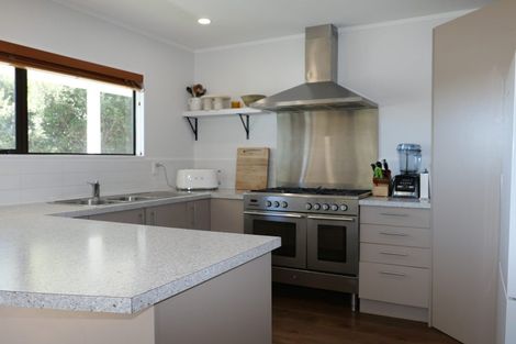 Photo of property in 27 Titoki Road, Waikanae Beach, Waikanae, 5036