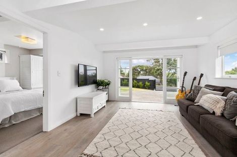 Photo of property in 28 Hanlon Crescent, Narrow Neck, Auckland, 0624