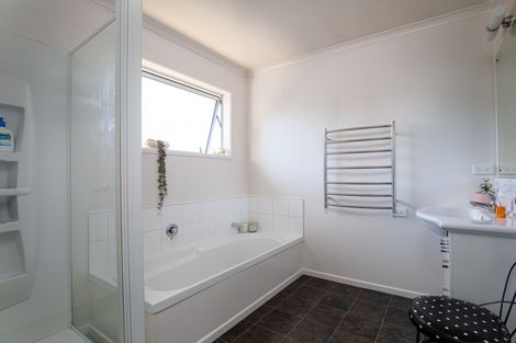 Photo of property in 74 Shields Street, Clyde, 9330