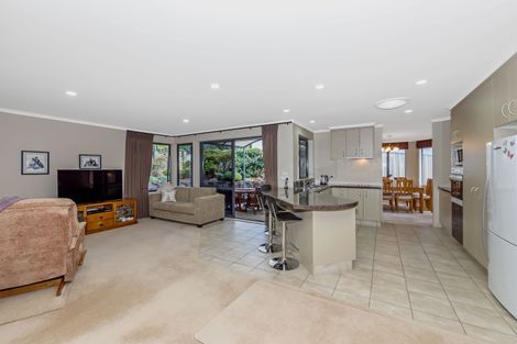 Photo of property in 66 Grovenor Drive, Orewa, 0931