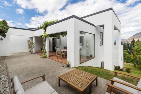 Photo of property in 17 Thorn Crescent, Fernhill, Queenstown, 9300