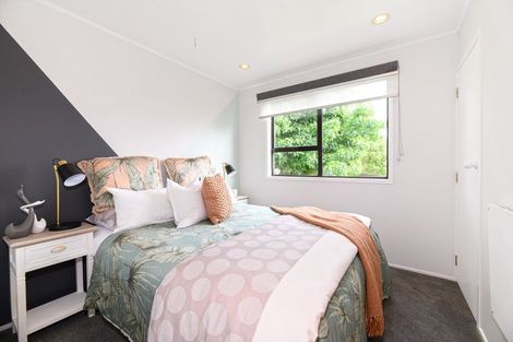 Photo of property in 17 Foyle Place, Glendene, Auckland, 0602