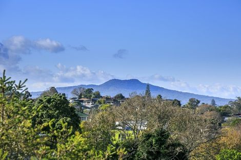 Photo of property in 2/11 Camelot Place, Glenfield, Auckland, 0629