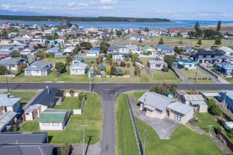 Photo of property in 17 Pratt Avenue, Foxton Beach, Foxton, 4815
