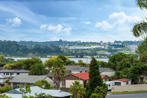 Photo of property in 2/28 Exeter Place, Unsworth Heights, Auckland, 0632