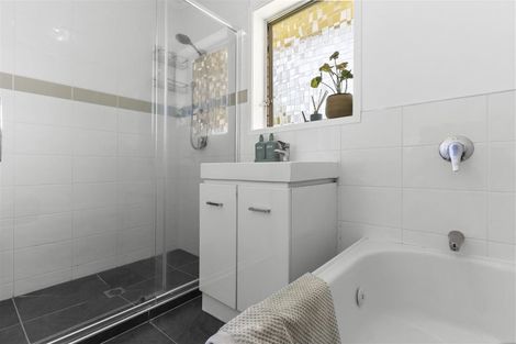 Photo of property in 3/9 Roberts Avenue, Bayswater, Auckland, 0622